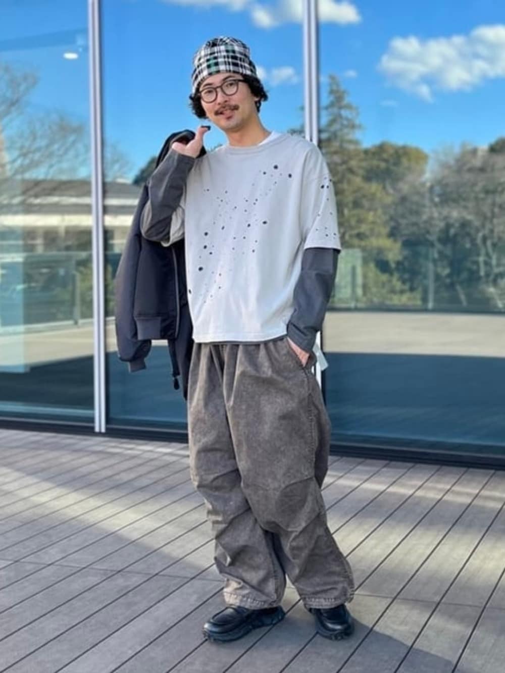 ブラウン系のその他パンツ、ブラック系のブルゾン、グレー系のTシャツ/カットソーを着用したメンズの冬コーディネートの2枚目の写真