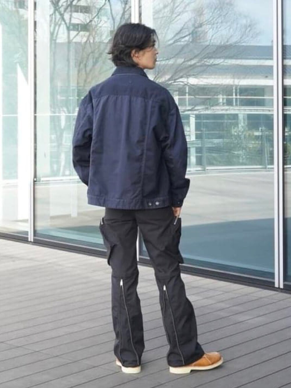 ブルー系のデニムジャケット、ブルー系のTシャツ/カットソーを着用したメンズの春コーディネートの4枚目の写真