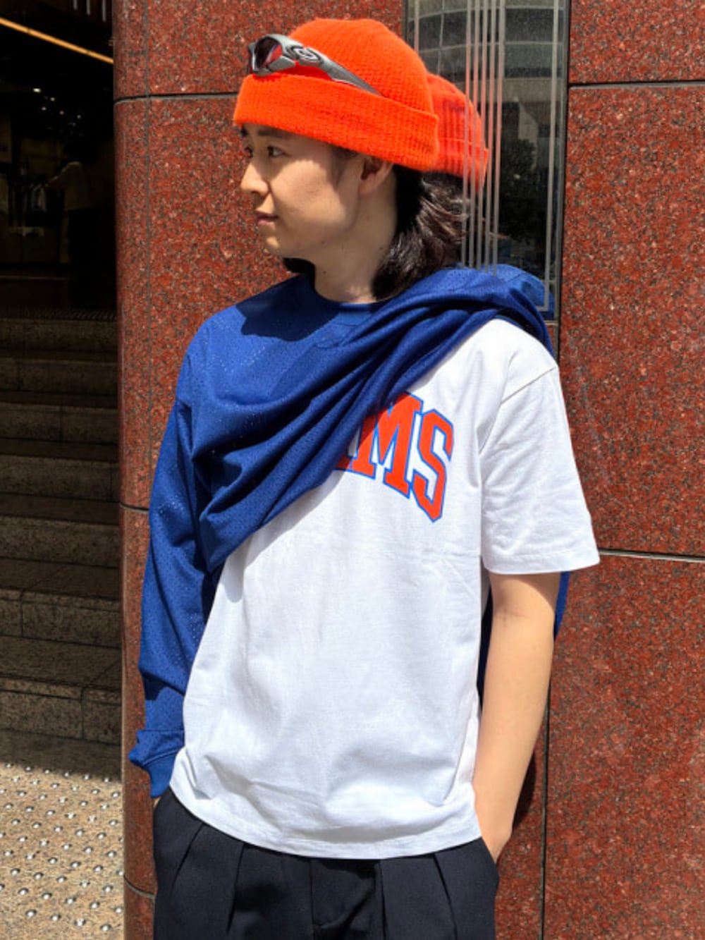 ブルー系のスラックス、ホワイト系のTシャツ/カットソー、ブルー系のTシャツ/カットソーを着用したメンズの春コーディネートの2枚目の写真