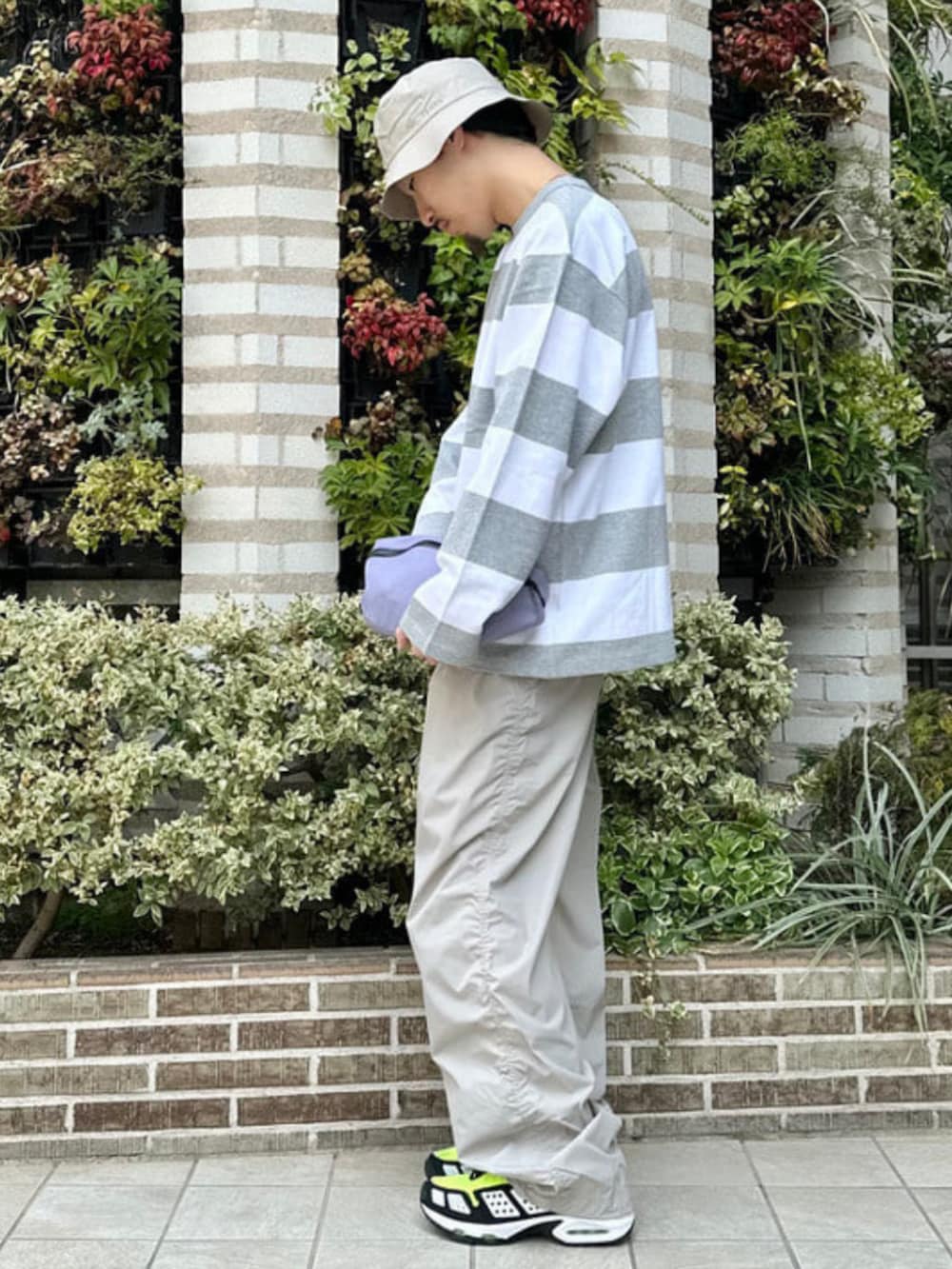 グレー系のTシャツ/カットソー、グレー系のその他パンツ、グレー系のボディバッグ/ウエストポーチを着用したメンズの春コーディネートの2枚目の写真