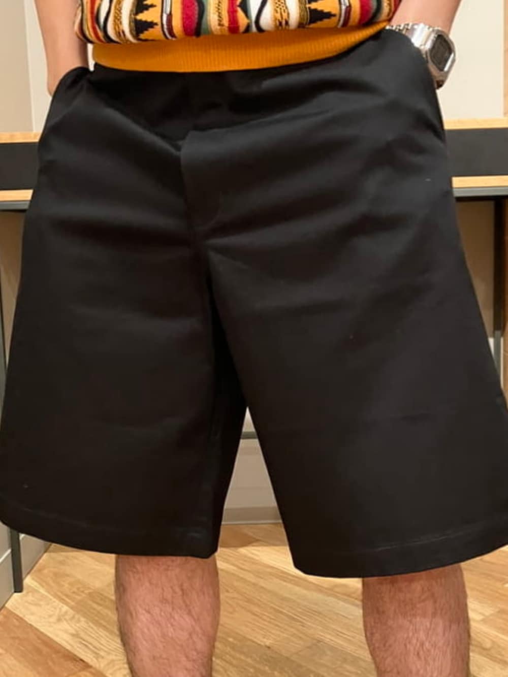 ベージュ系のその他パンツ、オレンジ系のポロシャツを着用したメンズの夏コーディネートの4枚目の写真