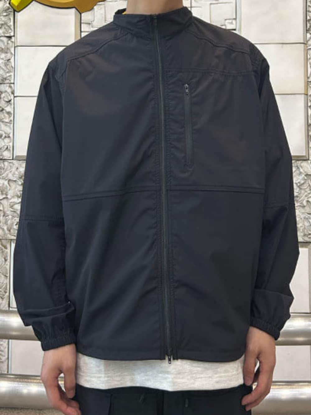 ブラック系のブルゾン、ブラック系のその他パンツ、シルバー系のTシャツ/カットソーを着用したメンズの春コーディネートの4枚目の写真