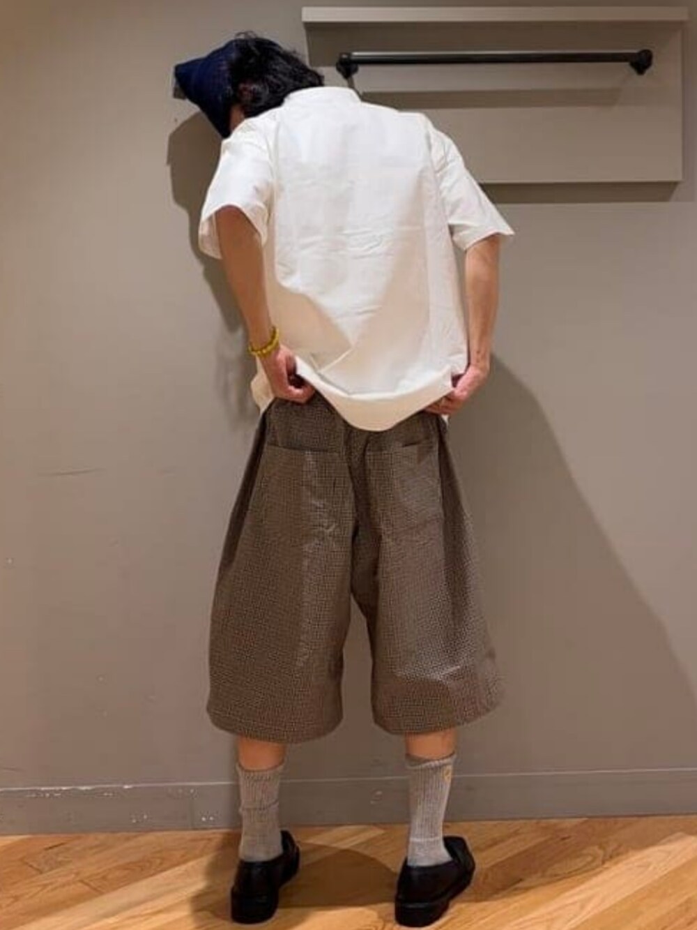 ベージュ系のその他パンツ、ホワイト系のシャツ/ブラウスを着用したメンズの春コーディネートの3枚目の写真