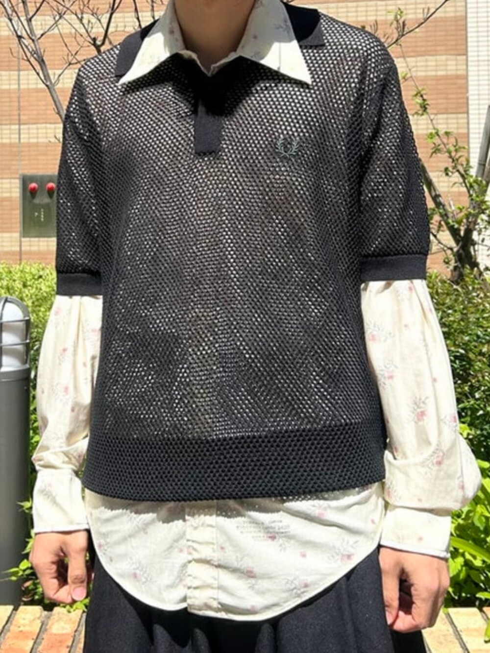 ブラック系のポロシャツ、ブラック系のソックス/靴下を着用したメンズの春コーディネートの3枚目の写真