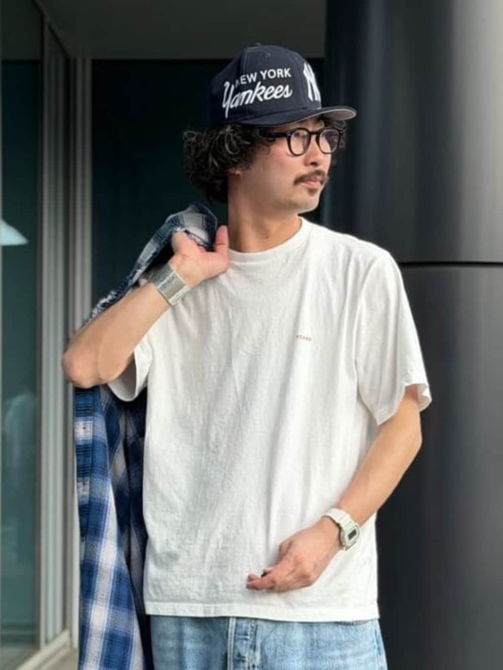 ホワイト系のスニーカー、ホワイト系のTシャツ/カットソー、ブルー系のシャツ/ブラウスを着用したメンズの春コーディネートの2枚目の写真