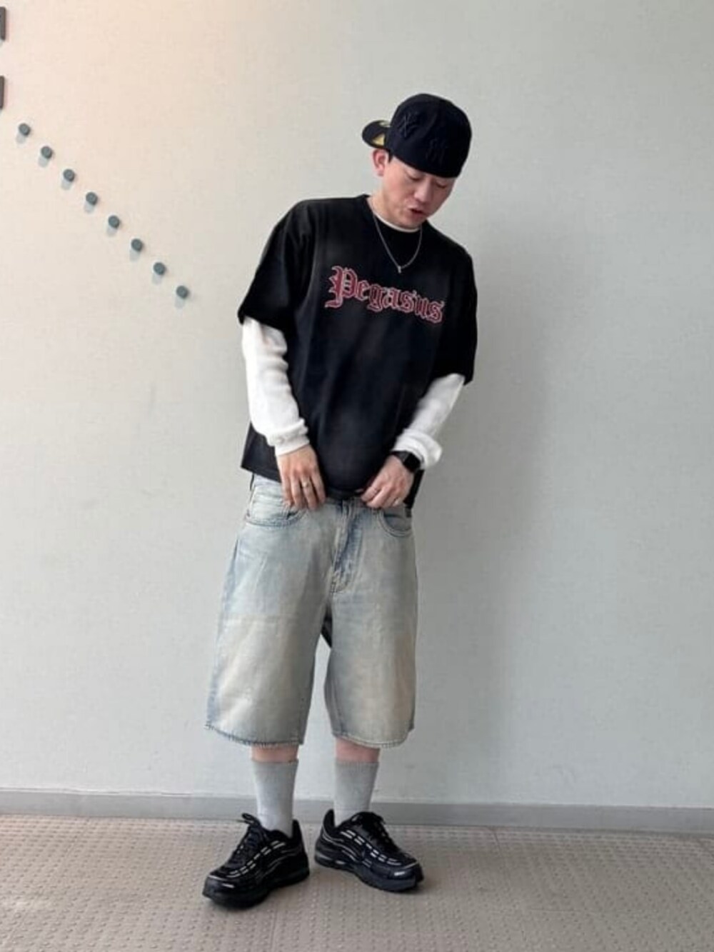 ブルー系のデニムパンツ、ブラック系のTシャツ/カットソー、ブルー系のキャップを着用したメンズの春コーディネートの2枚目の写真