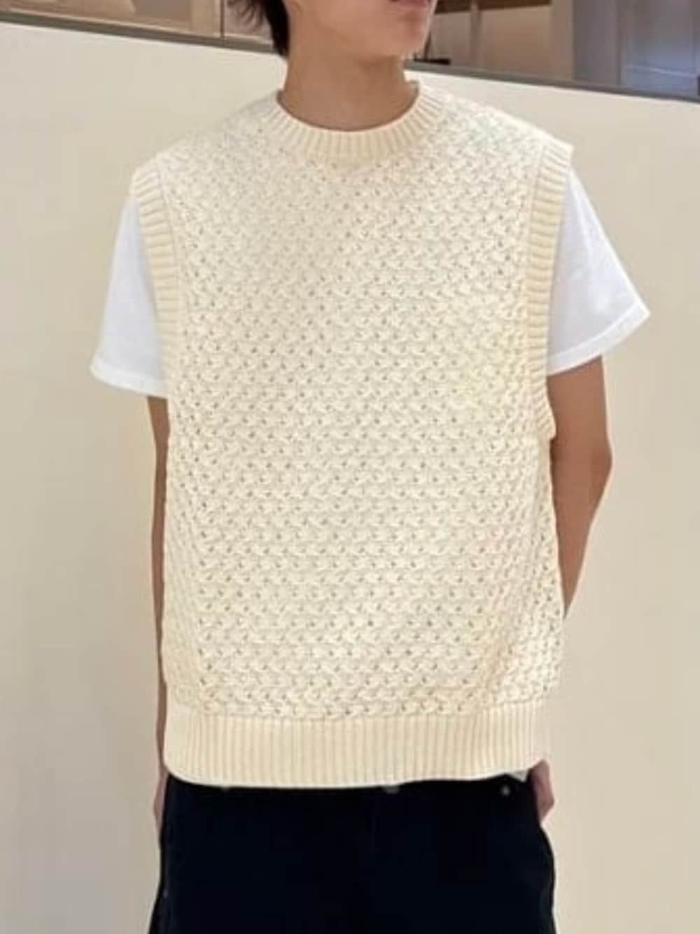 ブラック系のその他パンツ、ベージュ系のサンダル、ベージュ系のニット/セーターを着用したメンズの夏コーディネートの3枚目の写真