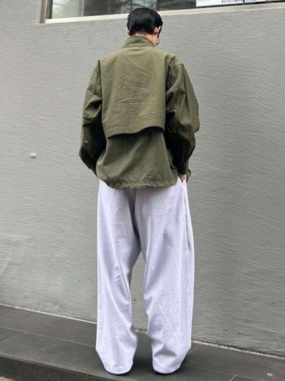 グレー系のその他パンツ、グリーン系のミリタリージャケットを着用したメンズの冬コーディネートの3枚目の写真