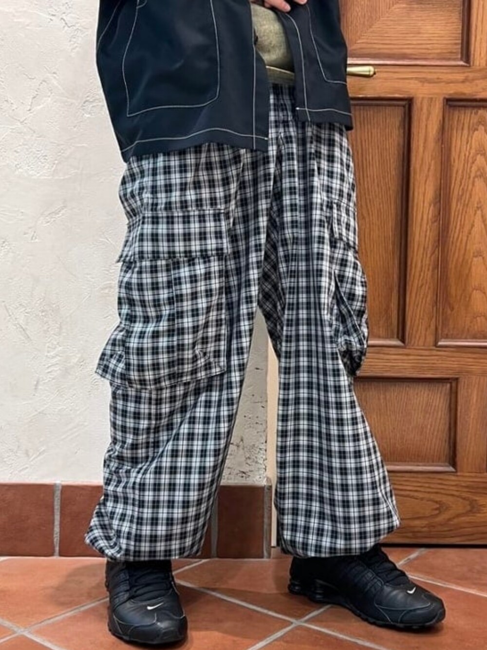 ブラック系のカーゴパンツ、ブラック系のシャツ/ブラウス、イエロー系のTシャツ/カットソーを着用したメンズの夏コーディネートの3枚目の写真