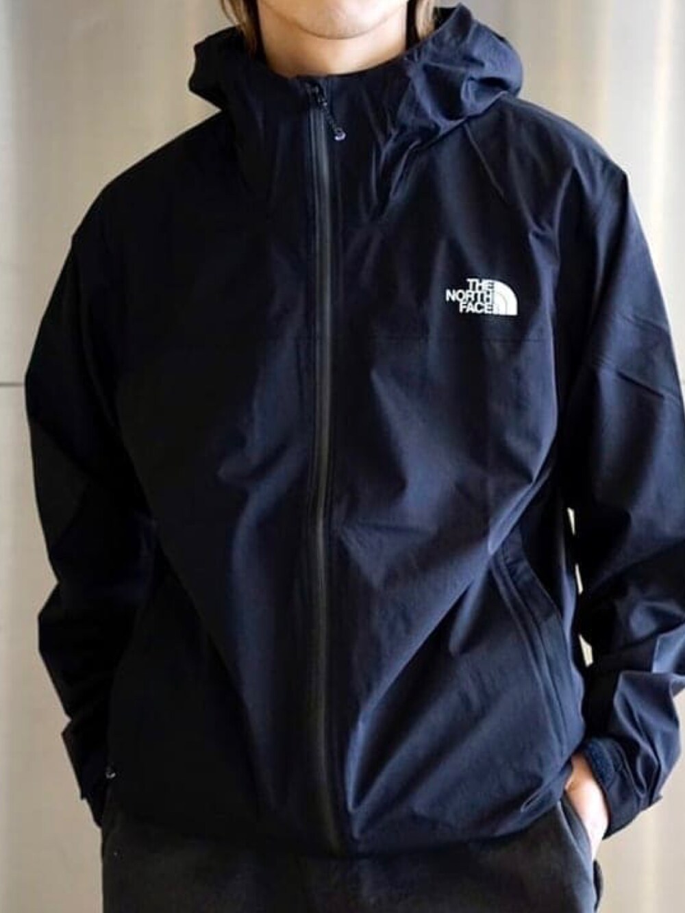 ブラック系のTシャツ/カットソー、ブラック系のブルゾンを着用したメンズの春コーディネートの5枚目の写真