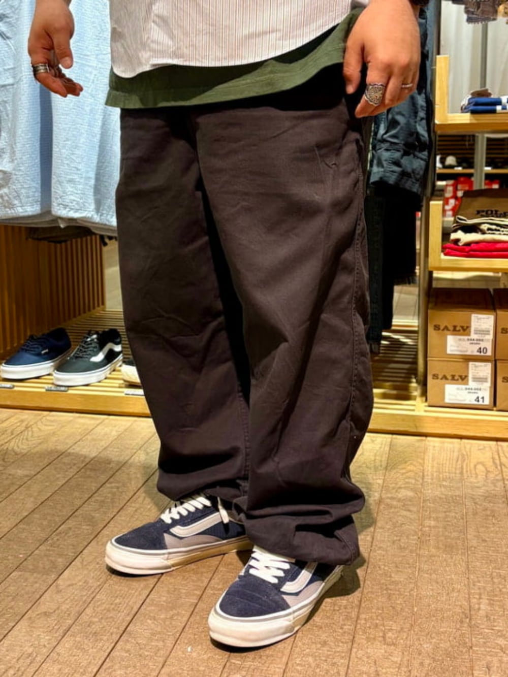 ブルー系のシャツ/ブラウス、ブラック系のその他パンツを着用したメンズの春コーディネートの3枚目の写真