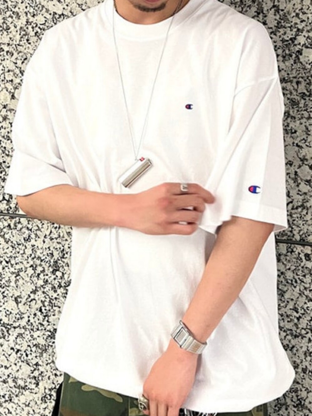 ホワイト系のTシャツ/カットソー、シルバー系のアッシュトレイ/ライターを着用したメンズの夏コーディネートの3枚目の写真