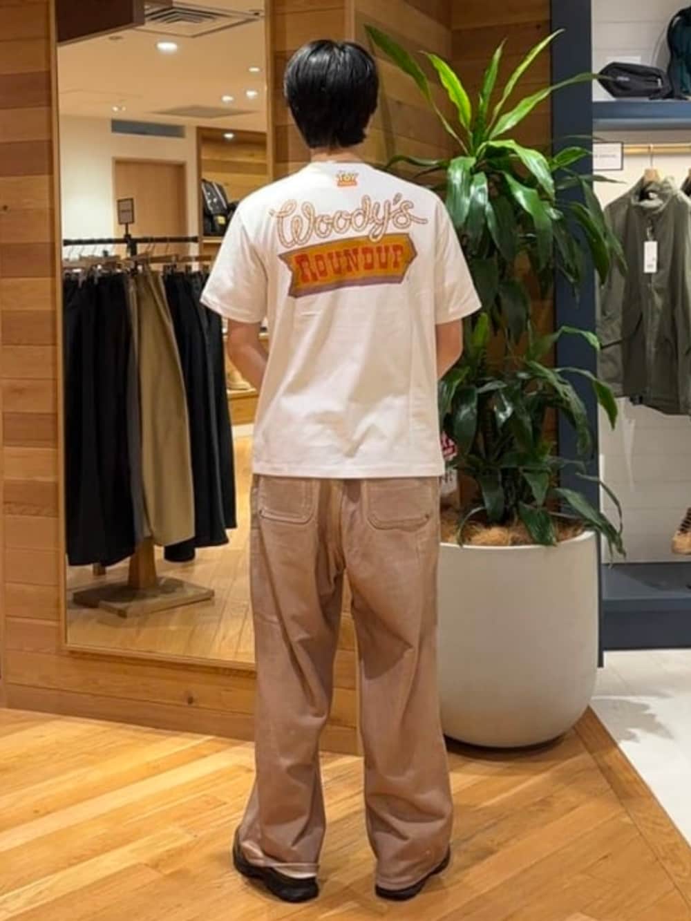 ブラウン系のスニーカー、ベージュ系のその他パンツ、ホワイト系のTシャツ/カットソーを着用したメンズの春コーディネートの2枚目の写真