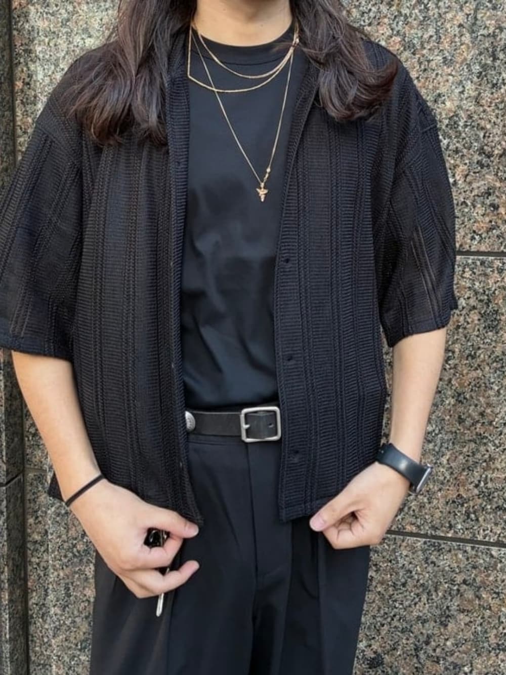 ブラック系のスラックス、ブラック系のシャツ/ブラウス、ブラック系のTシャツ/カットソーを着用したメンズの春コーディネートの3枚目の写真