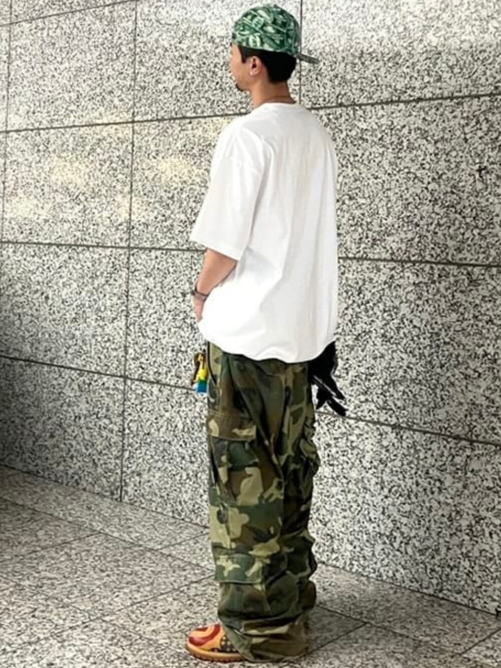 ホワイト系のTシャツ/カットソー、シルバー系のアッシュトレイ/ライターを着用したメンズの夏コーディネートの2枚目の写真