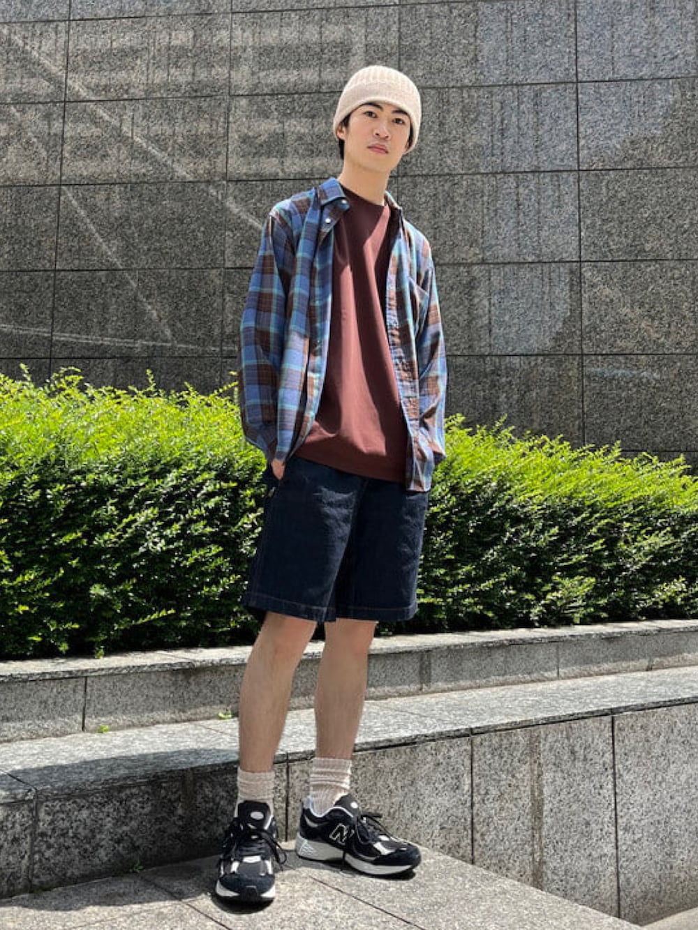ブルー系のシャツ/ブラウス、ブラウン系のTシャツ/カットソー、ブルー系のデニムパンツを着用したメンズの春コーディネートの2枚目の写真