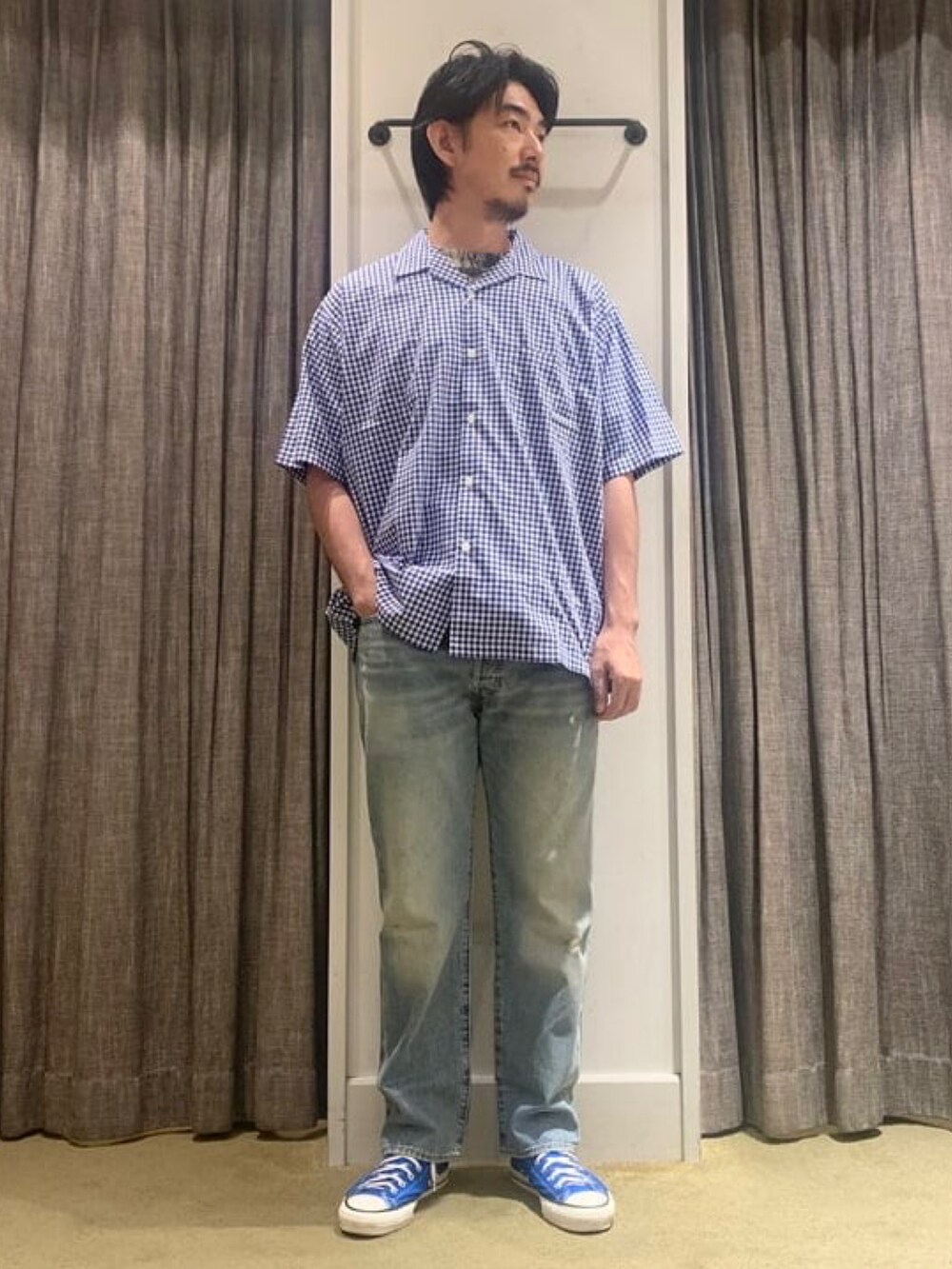 ブルー系のシャツ/ブラウスを着用したメンズの夏コーディネートの2枚目の写真