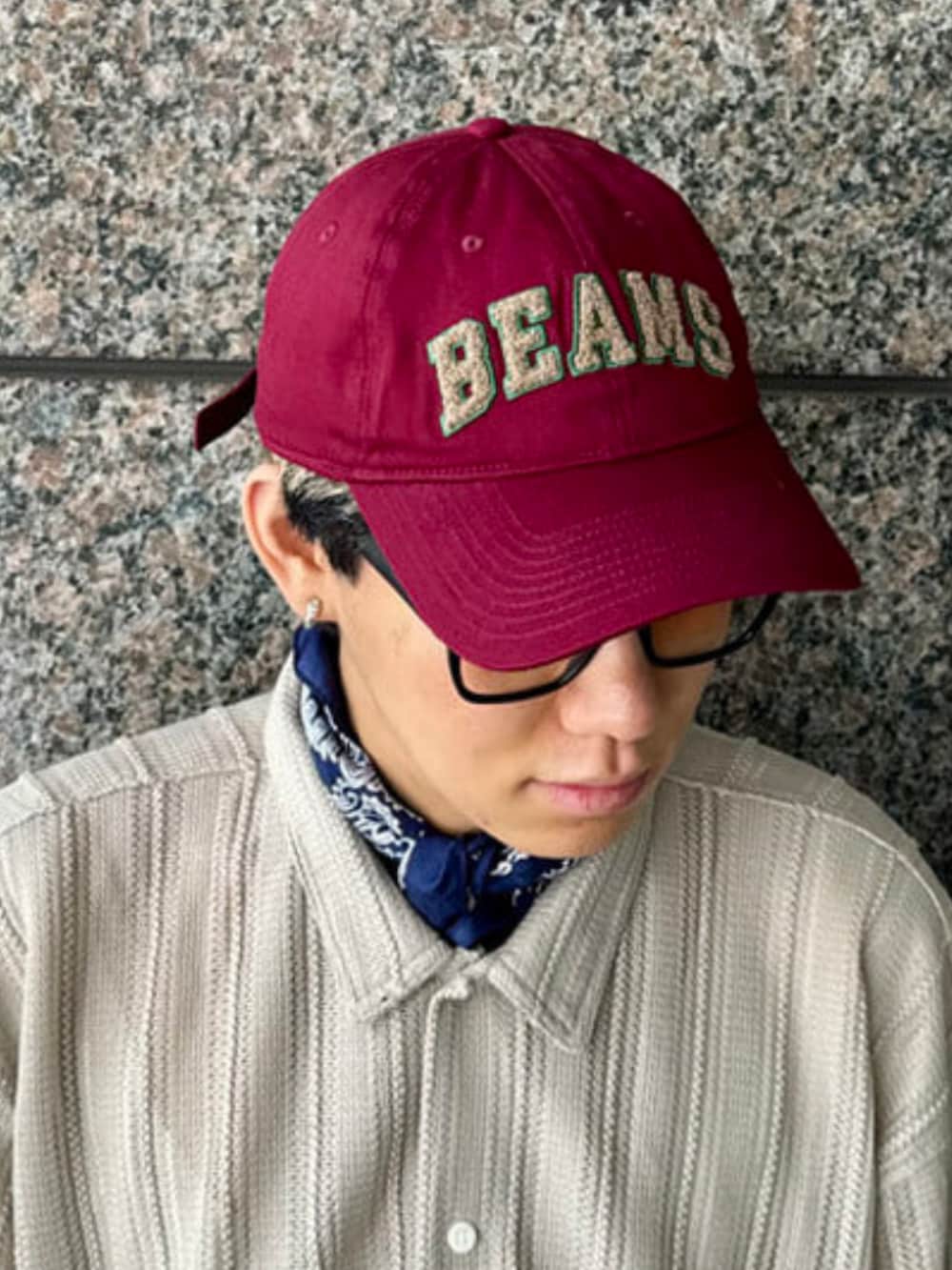 ベージュ系のシャツ/ブラウス、レッド系のキャップを着用したメンズの夏コーディネートの3枚目の写真