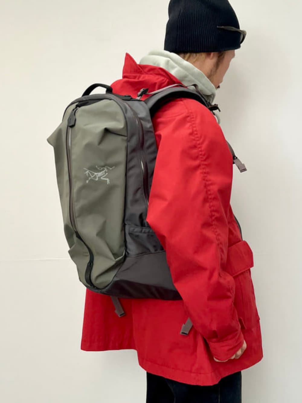グレー系のバックパック/リュック、ブラック系のデニムパンツを着用したメンズの夏コーディネートの2枚目の写真