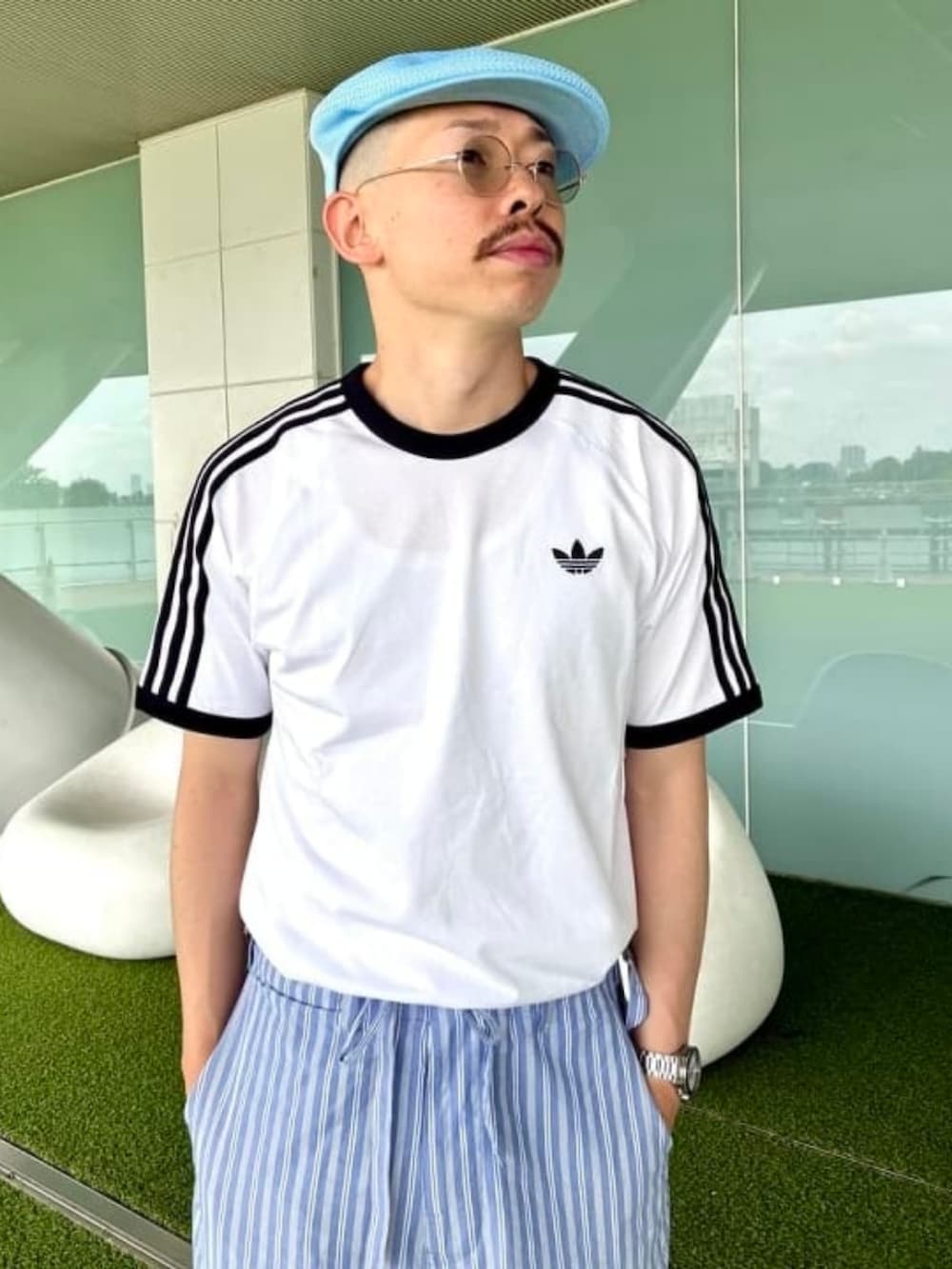 ホワイト系のTシャツ/カットソーを着用したメンズの夏コーディネートの2枚目の写真