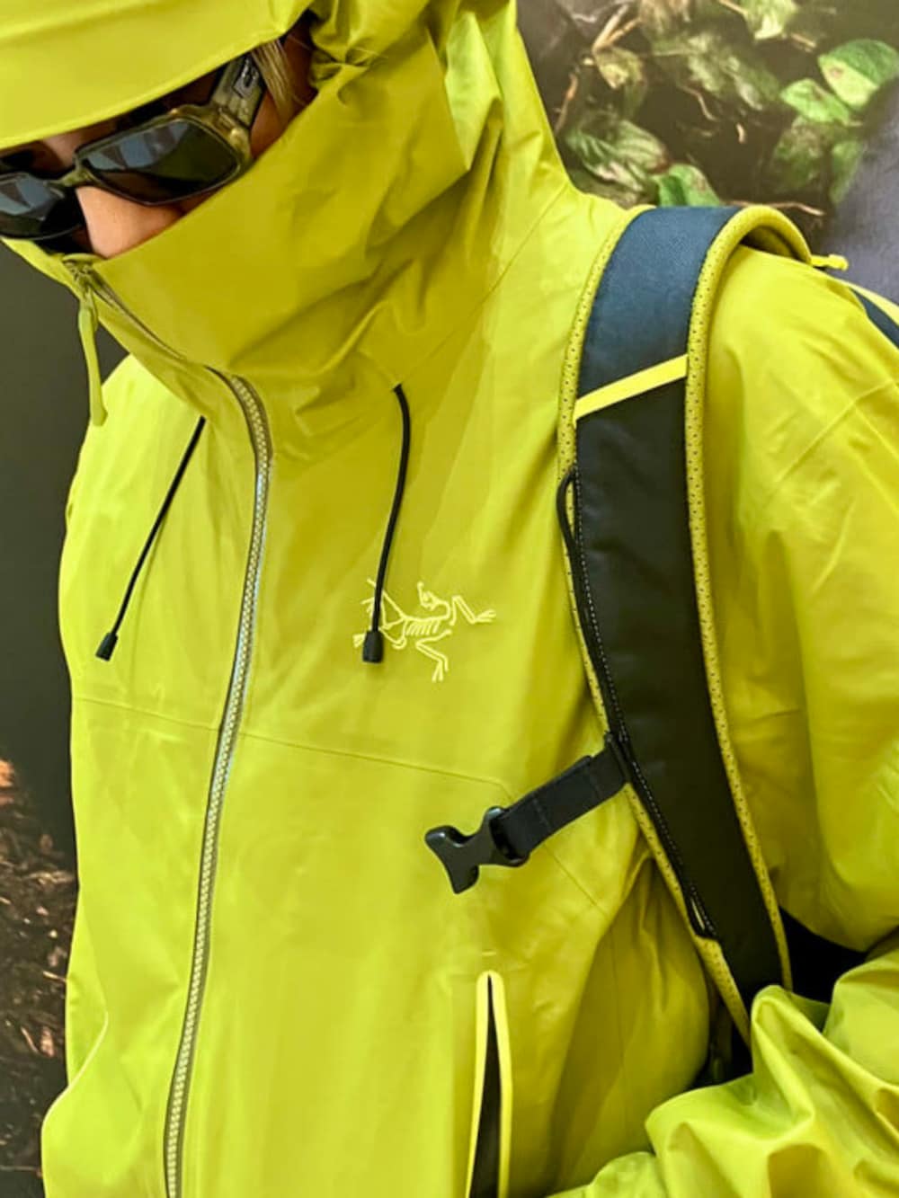 グリーン系のブルゾン、ブラック系のショルダーバッグ、ブラック系のバックパック/リュックを着用したメンズの秋コーディネートの3枚目の写真