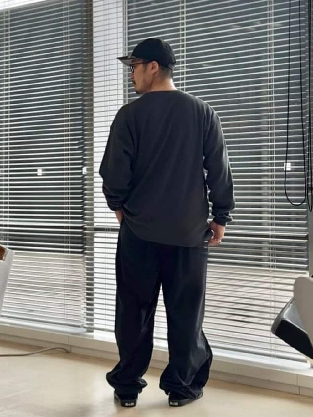 ブラック系のTシャツ/カットソーを着用したメンズの夏コーディネートの2枚目の写真