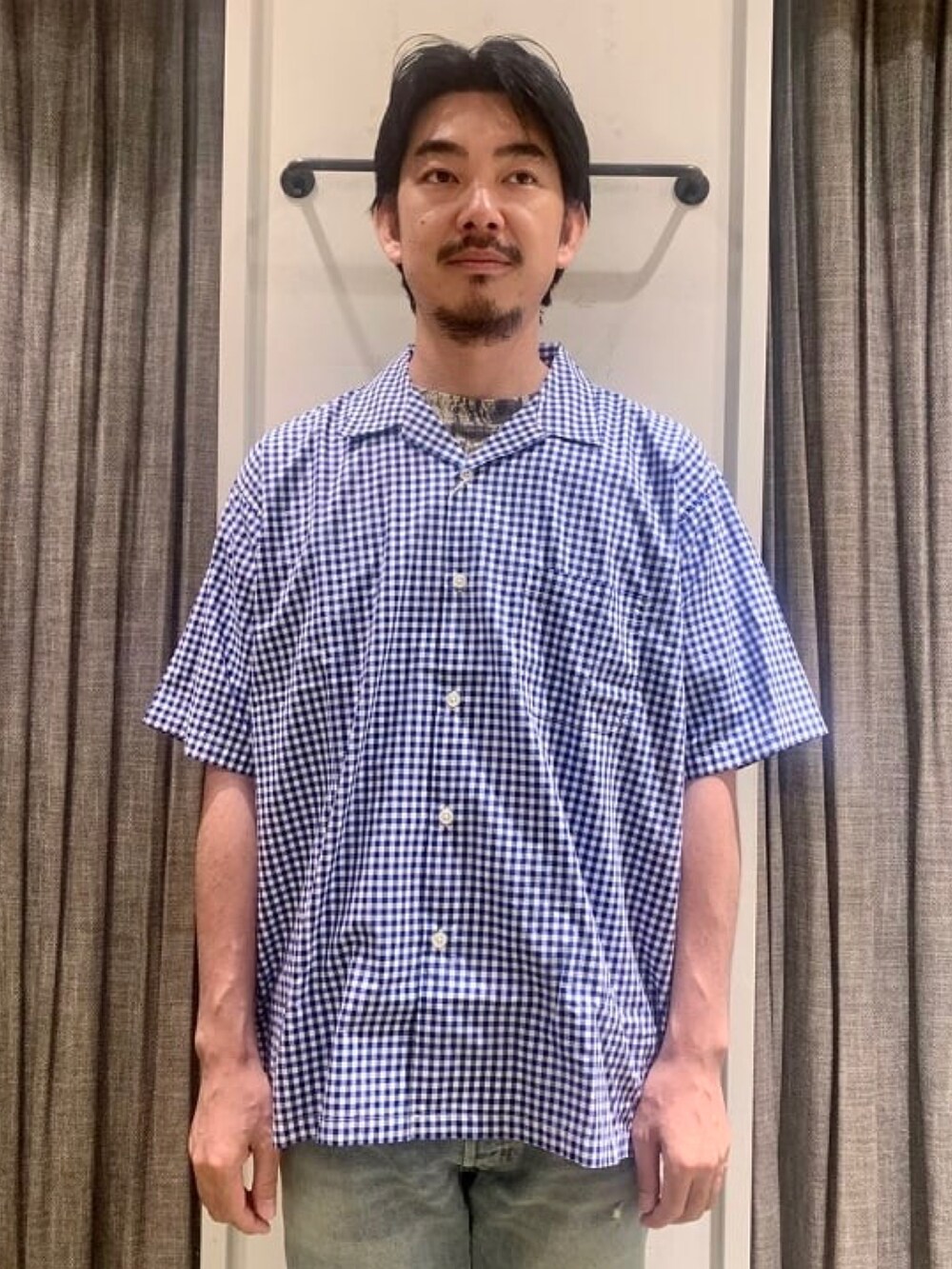 ブルー系のシャツ/ブラウスを着用したメンズの夏コーディネートの4枚目の写真