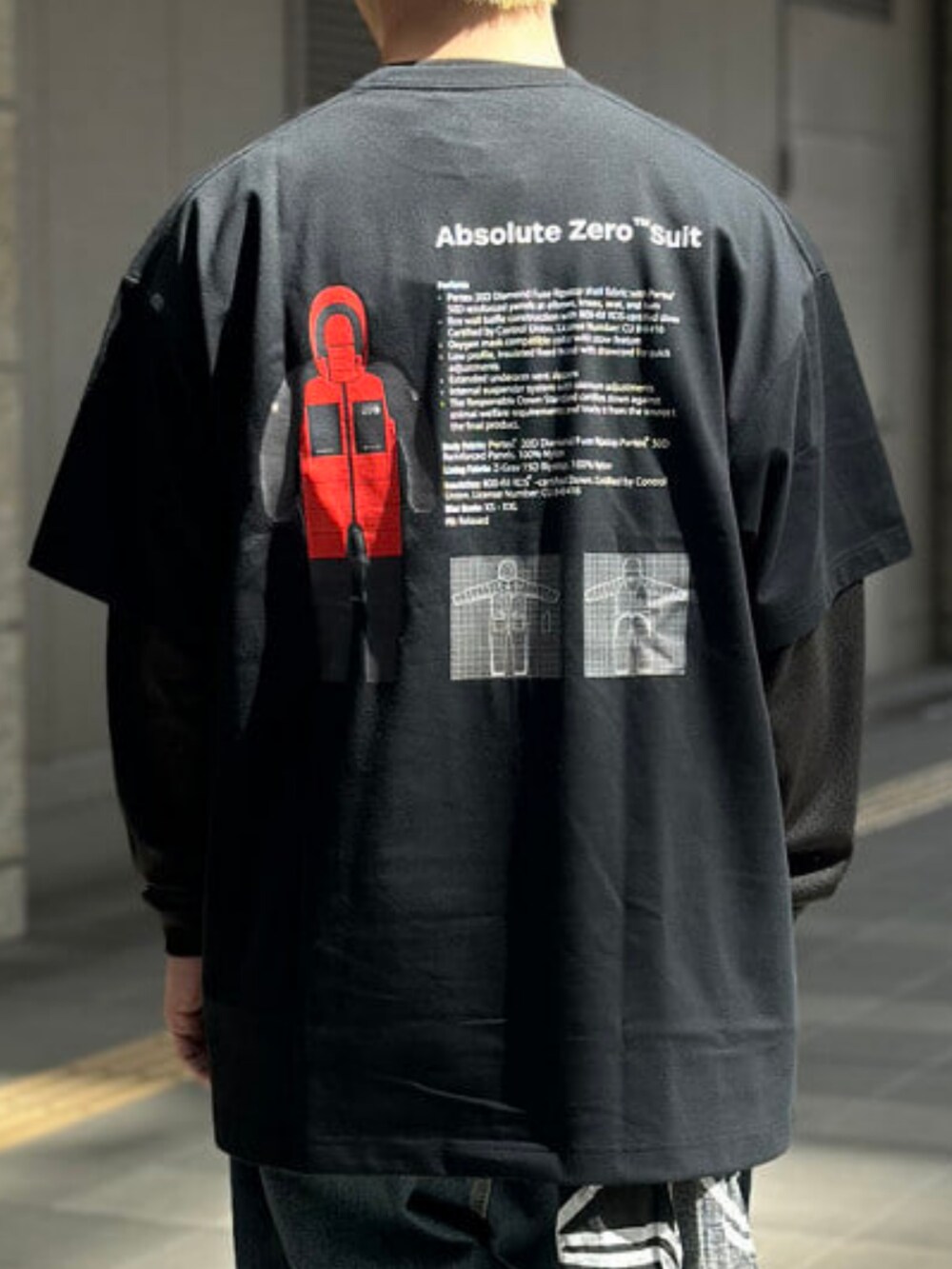 ブラック系のTシャツ/カットソー、ブラック系のTシャツ/カットソーを着用したメンズの春コーディネートの3枚目の写真