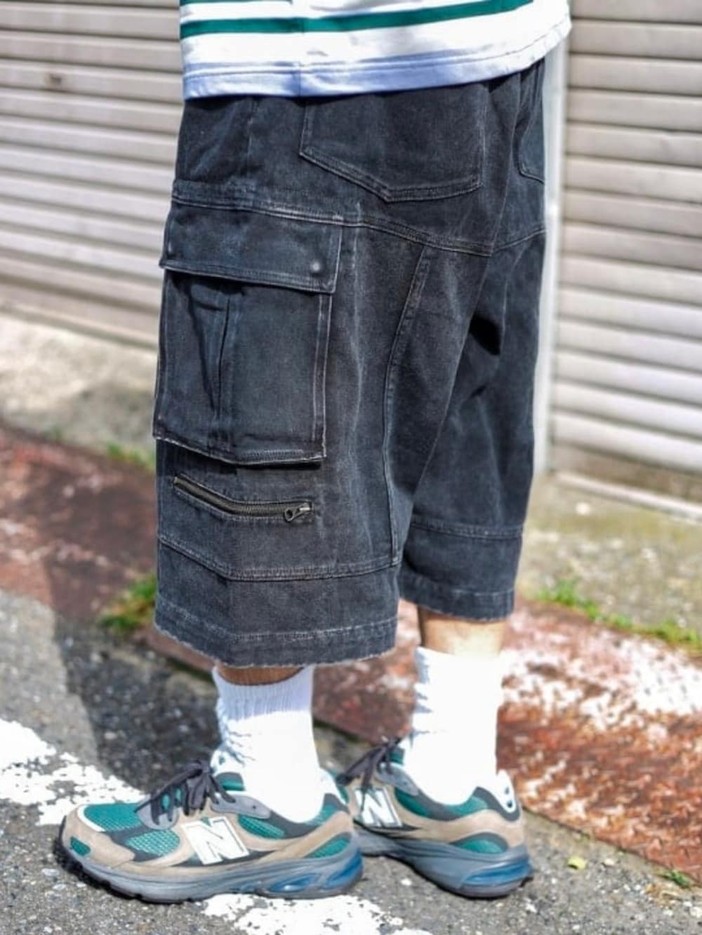 グレー系のTシャツ/カットソー、ブラック系のその他パンツ、ベージュ系のニットキャップ/ビーニーを着用したメンズの夏コーディネートの3枚目の写真