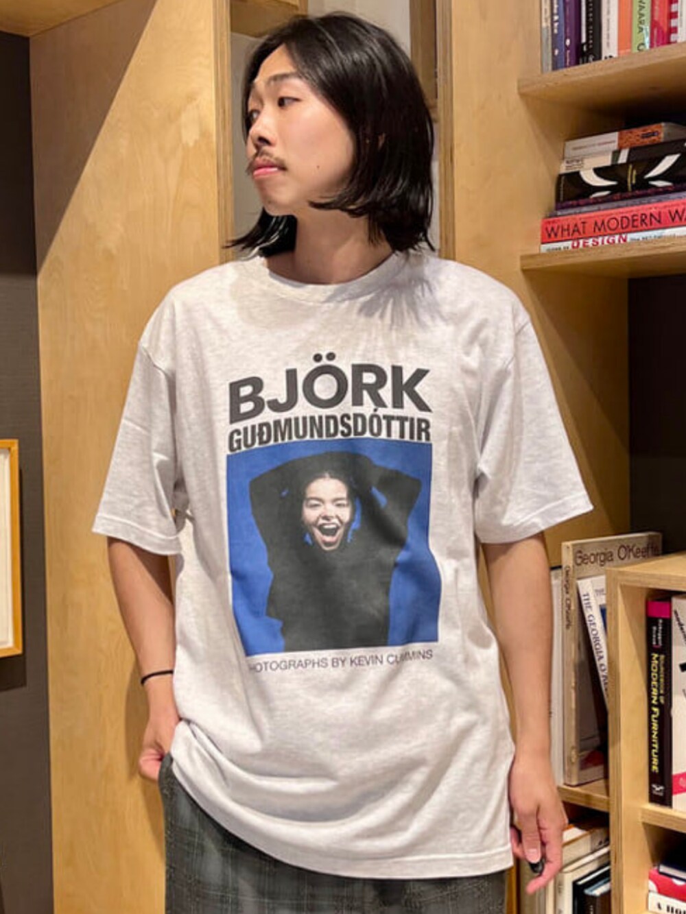 グレー系のその他パンツ、グレー系のTシャツ/カットソーを着用したメンズの夏コーディネートの2枚目の写真