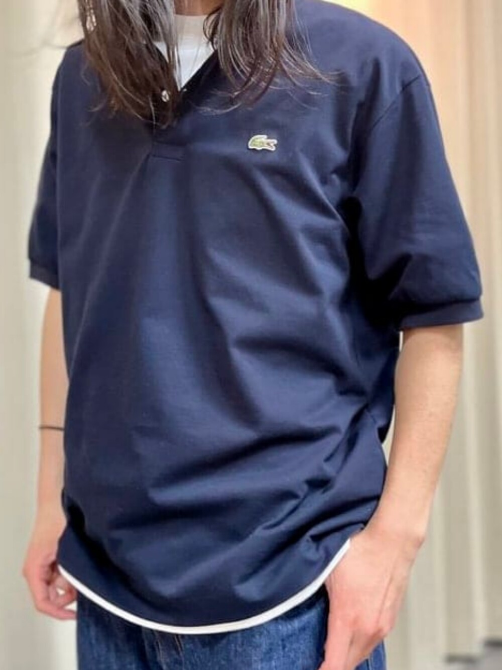 ブルー系のデニムパンツ、ブルー系のポロシャツ、ホワイト系のTシャツ/カットソーを着用したメンズの春コーディネートの3枚目の写真