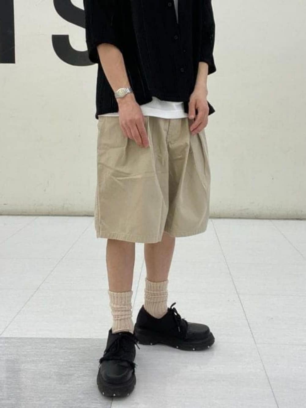 ブラック系のシャツ/ブラウス、ホワイト系のTシャツ/カットソーを着用したレディースの夏コーディネートの5枚目の写真