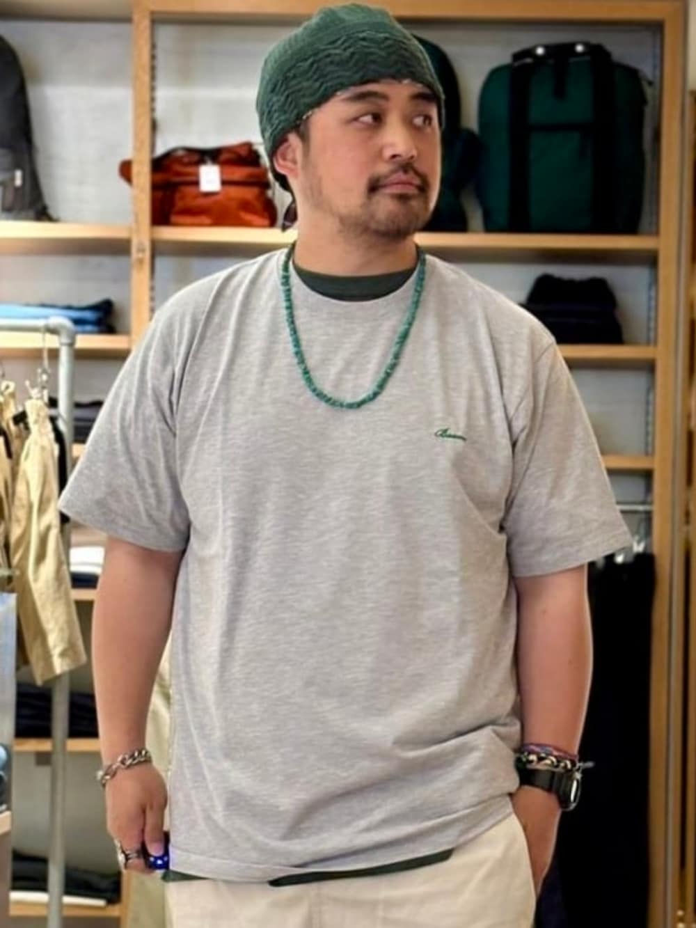 ホワイト系のその他パンツ、グレー系のTシャツ/カットソーを着用したメンズの夏コーディネートの3枚目の写真