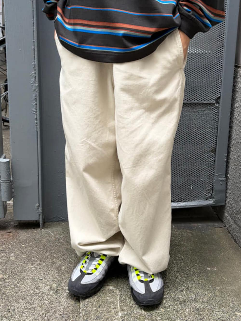 ホワイト系のその他パンツ、ブラック系のTシャツ/カットソー、パープル系のハットを着用したレディースの秋コーディネートの7枚目の写真