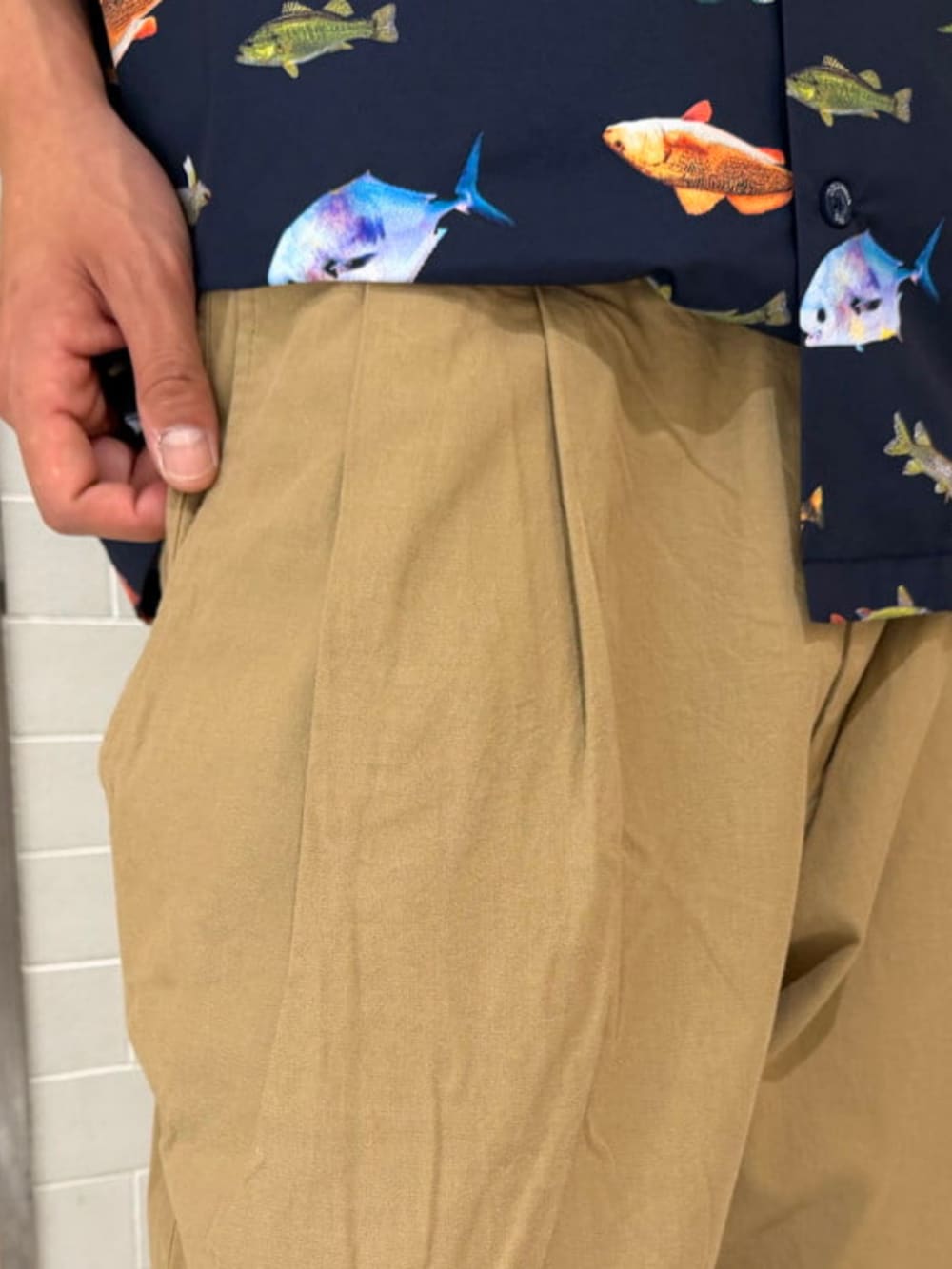 ベージュ系のその他パンツ、ブルー系のシャツ/ブラウス、ブラック系のローファーを着用したメンズの夏コーディネートの6枚目の写真