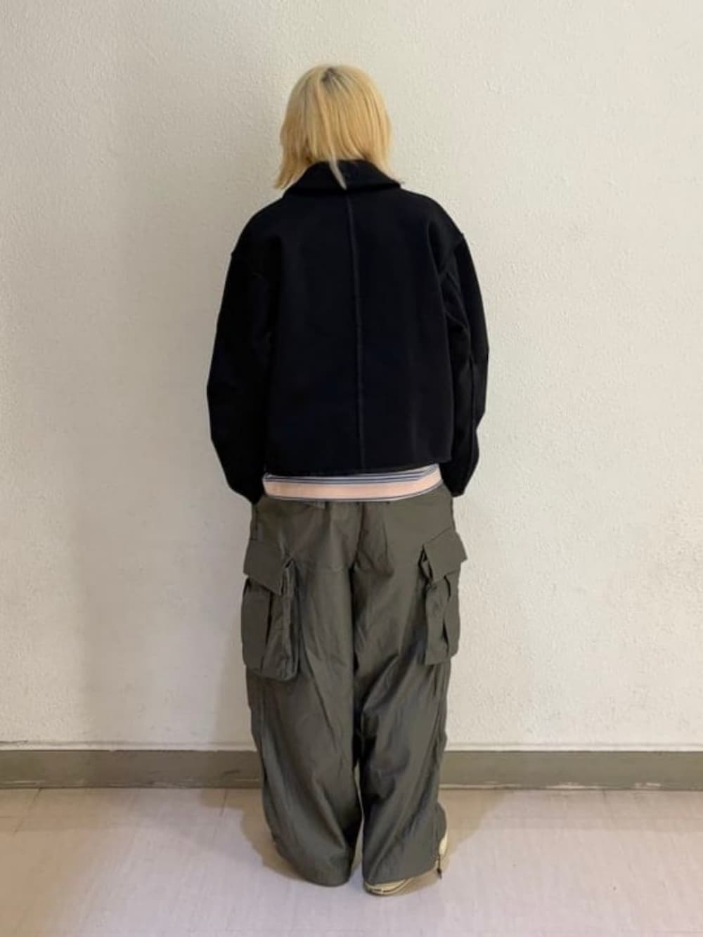 レッド系のTシャツ/カットソーを着用したメンズの夏コーディネートの4枚目の写真