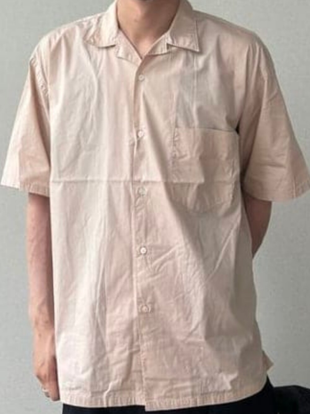 ブラック系のドラムバッグ、ピンク系のシャツ/ブラウス、ブラック系のスラックスを着用したメンズの春コーディネートの4枚目の写真