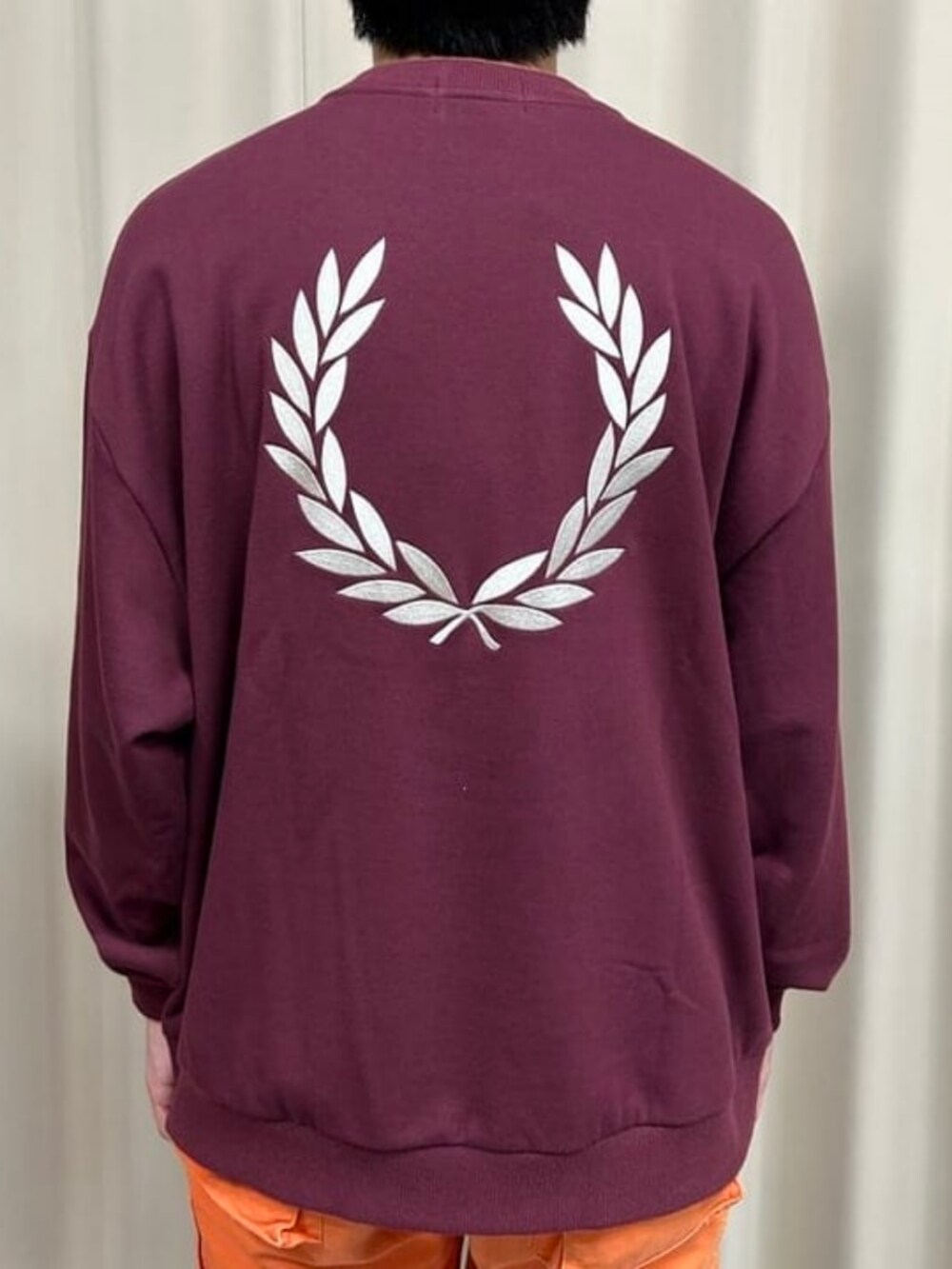 レッド系のスウェットを着用したメンズの秋コーディネートの2枚目の写真