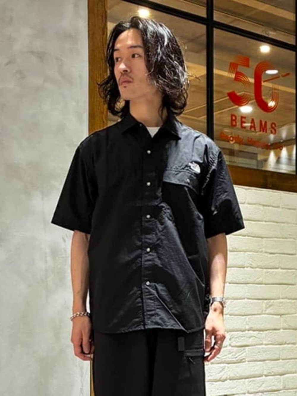 ブラック系のシャツ/ブラウス、ブラック系のその他パンツを着用したメンズの夏コーディネートの2枚目の写真