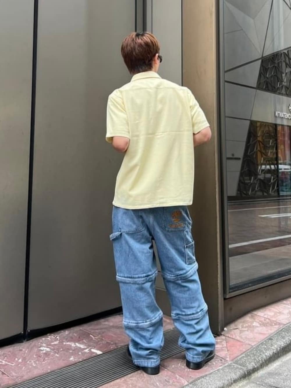 イエロー系のシャツ/ブラウス、ホワイト系のTシャツ/カットソーを着用したメンズの夏コーディネートの4枚目の写真