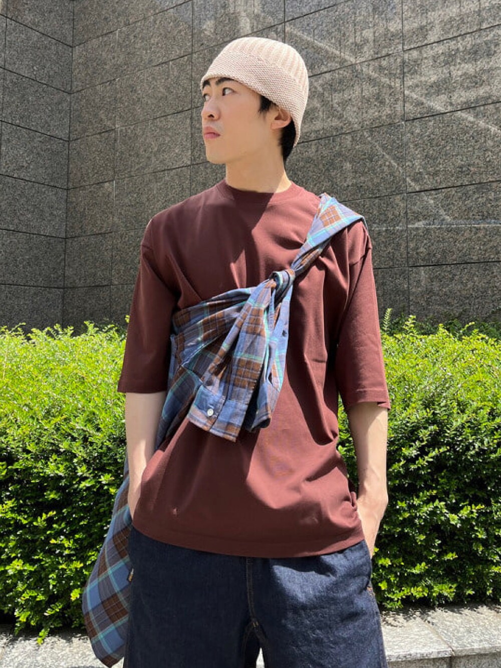 ブルー系のシャツ/ブラウス、ブラウン系のTシャツ/カットソー、ブルー系のデニムパンツを着用したメンズの春コーディネートの4枚目の写真
