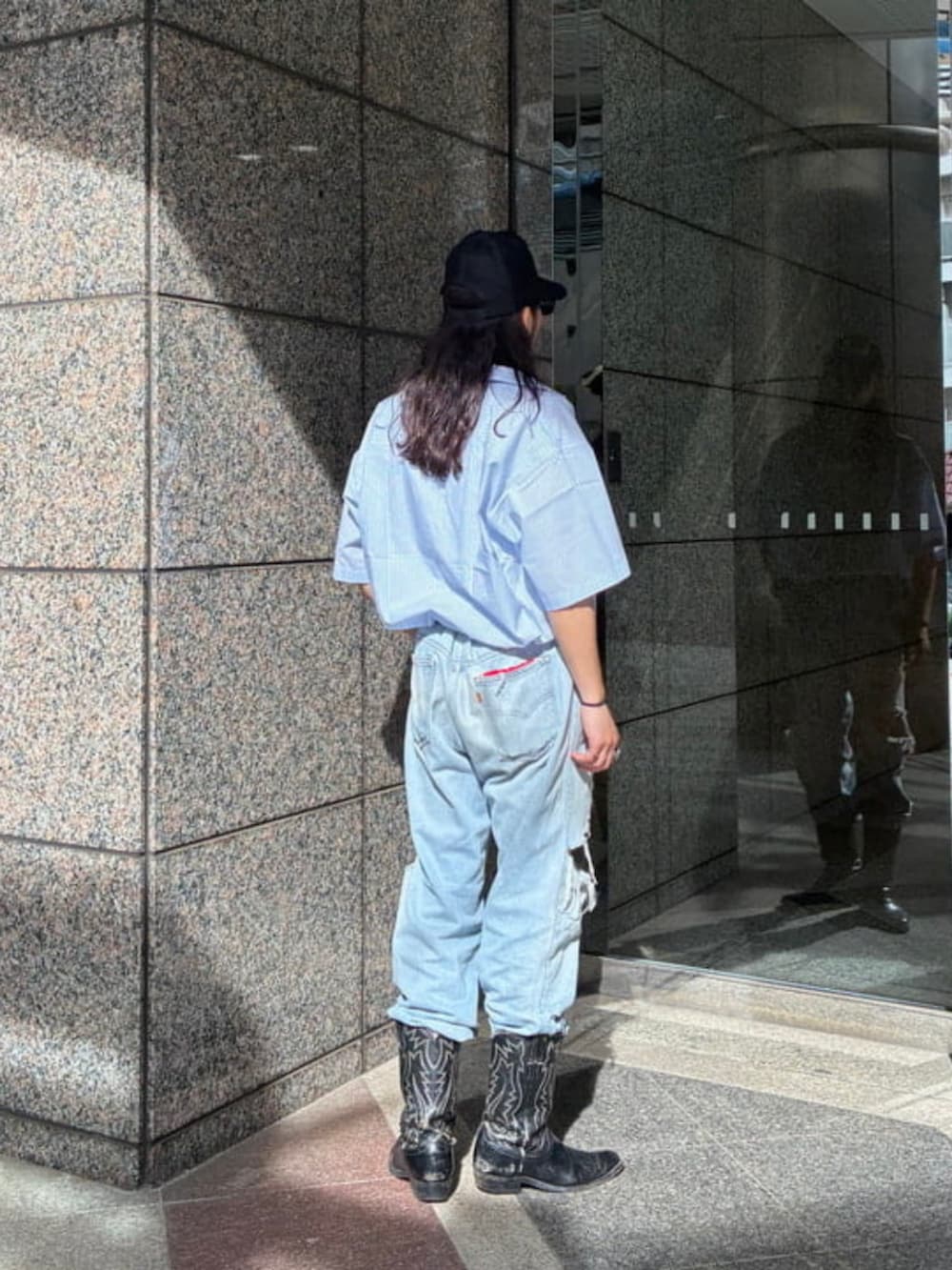ブルー系のシャツ/ブラウスを着用したメンズの春コーディネートの2枚目の写真