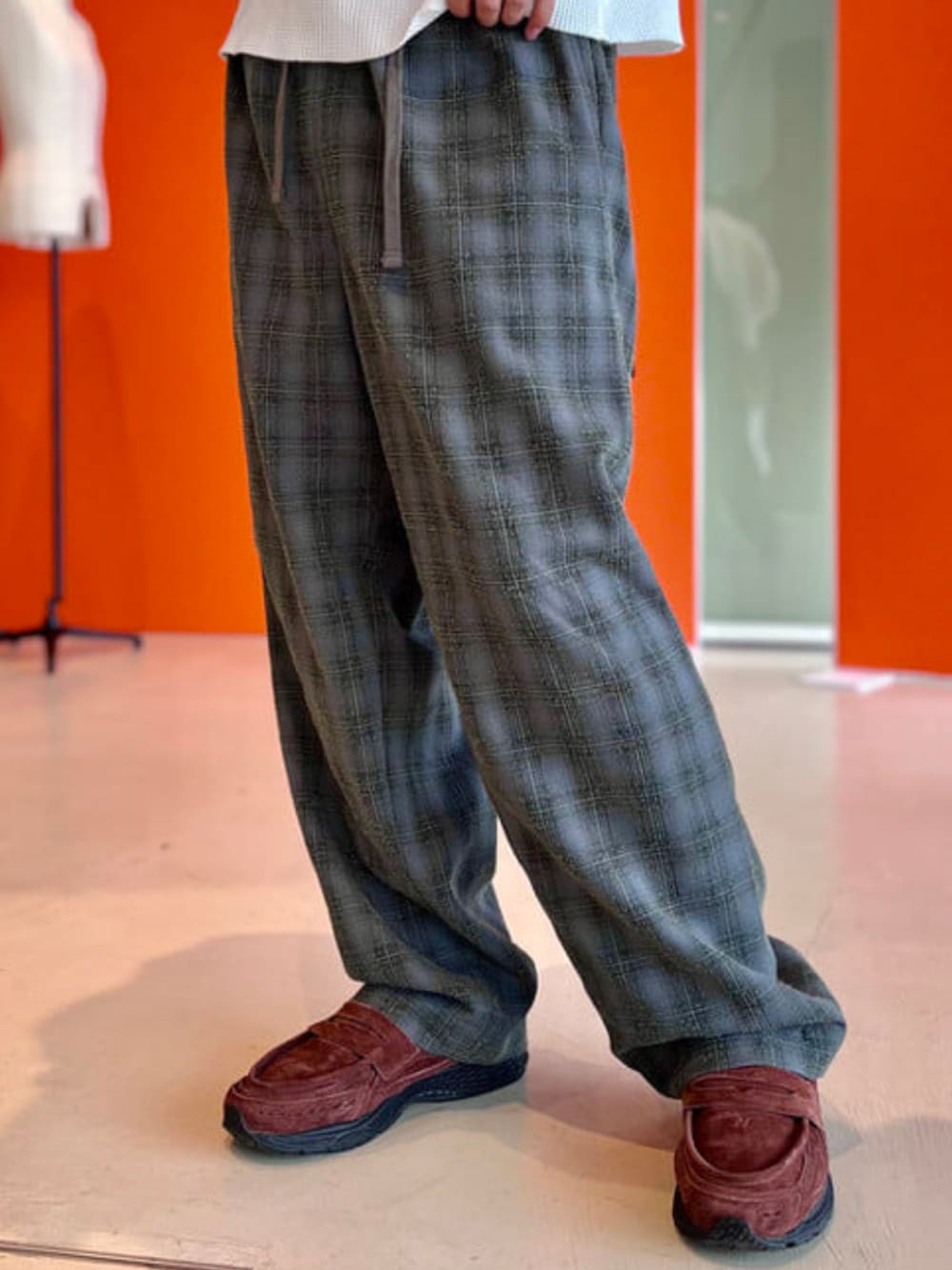 グレー系のその他パンツ、ブラック系のブルゾンを着用したメンズの夏コーディネートの4枚目の写真