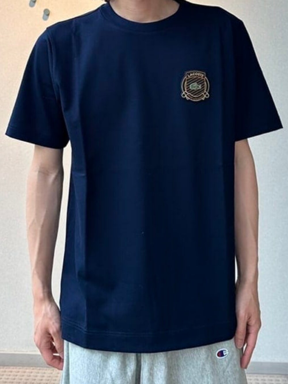 グレー系のスウェットパンツ、ブルー系のTシャツ/カットソーを着用したメンズの夏コーディネートの4枚目の写真