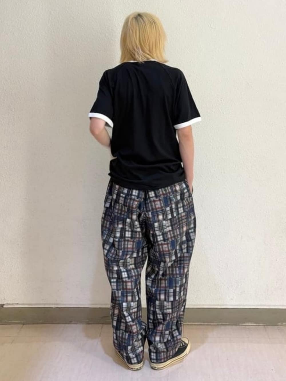 ブラック系のTシャツ/カットソーを着用したメンズの夏コーディネートの2枚目の写真