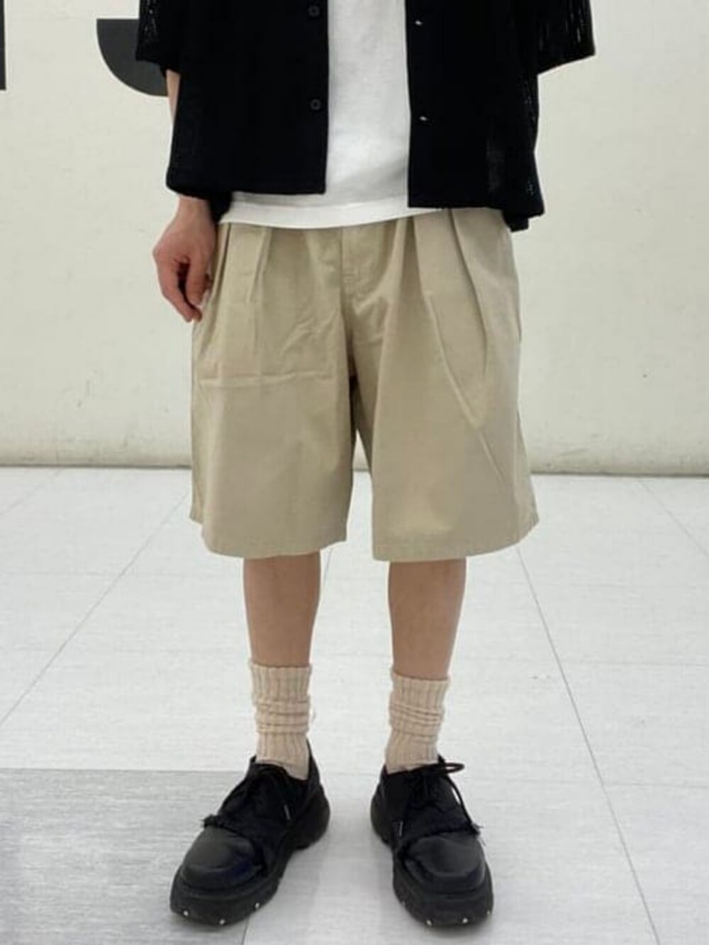 ブラック系のシャツ/ブラウス、ホワイト系のTシャツ/カットソーを着用したレディースの夏コーディネートの4枚目の写真
