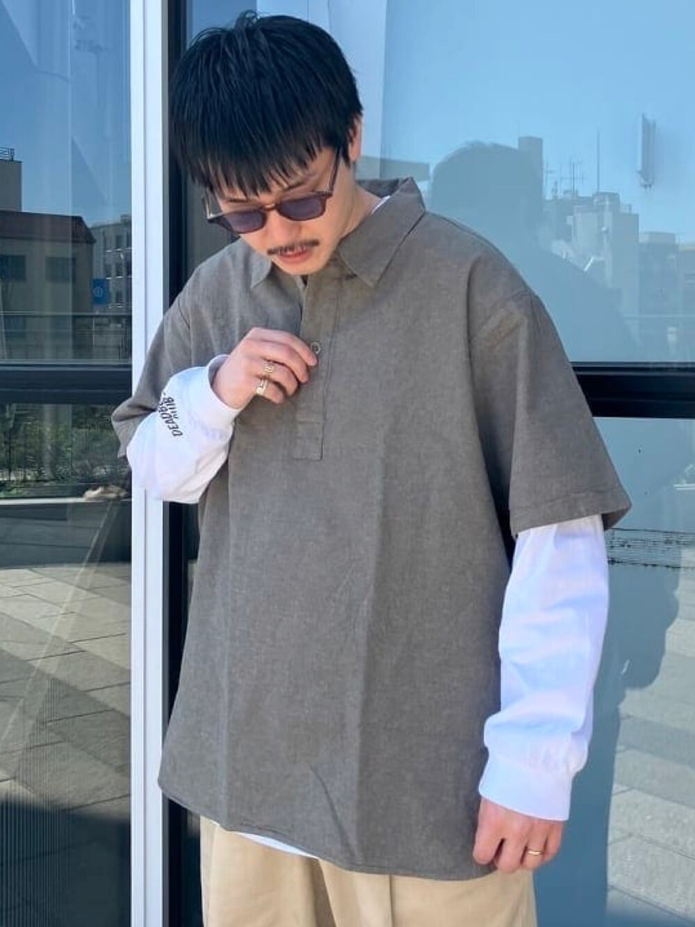 グリーン系のシャツ/ブラウス、ブラウン系のサングラスを着用したメンズの春コーディネートの2枚目の写真