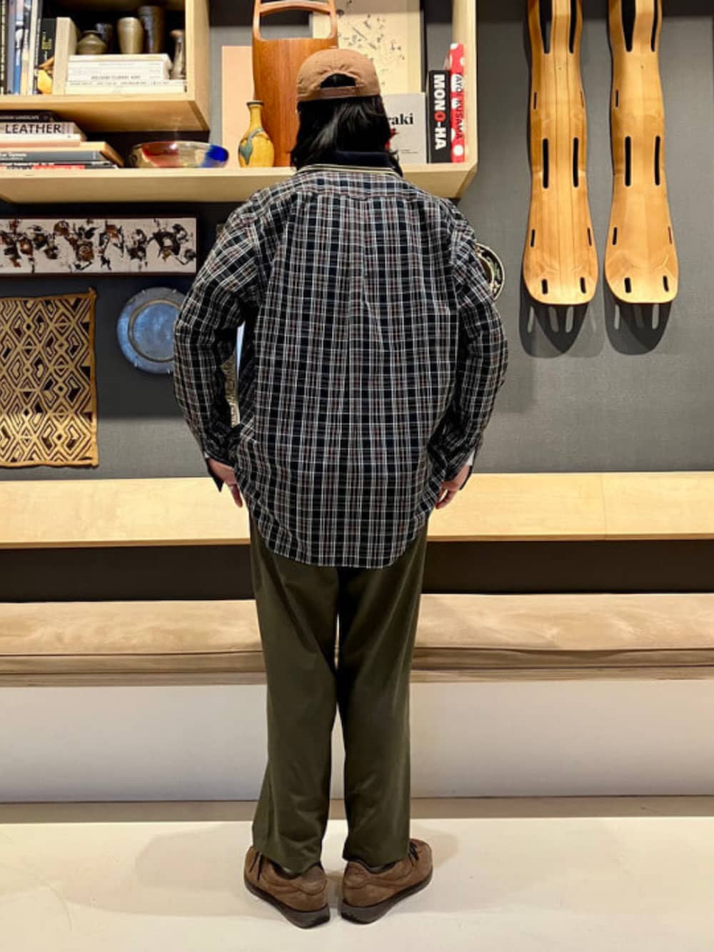 ブラック系のシャツ/ブラウスを着用したメンズの冬コーディネートの3枚目の写真