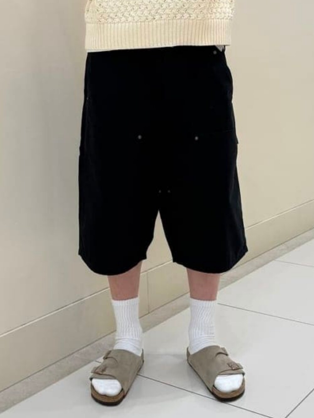 ブラック系のその他パンツ、ベージュ系のサンダル、ベージュ系のニット/セーターを着用したメンズの夏コーディネートの4枚目の写真