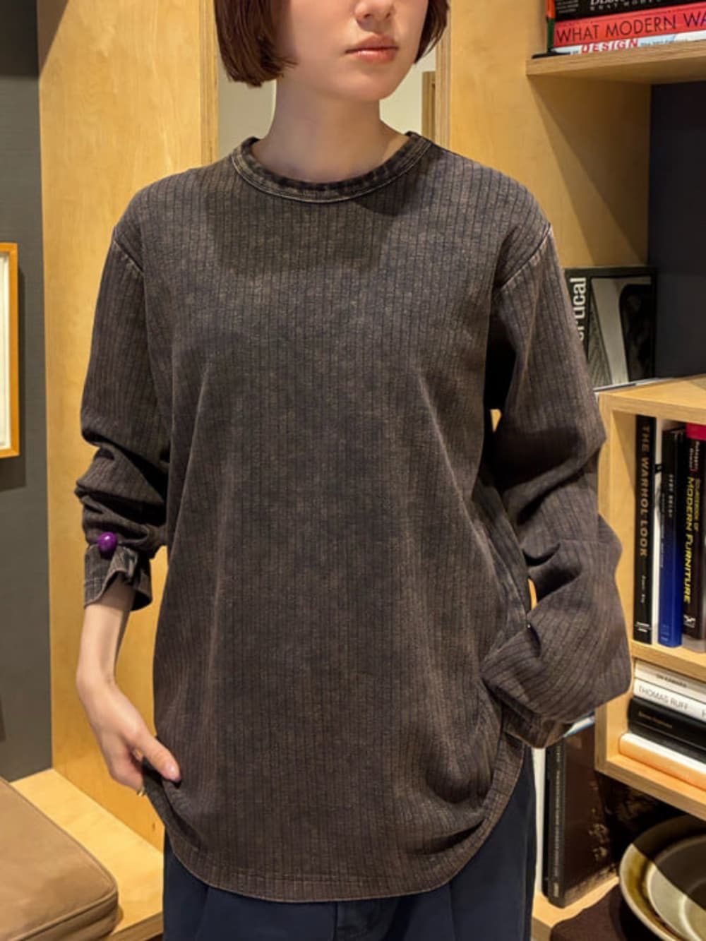 ブラウン系のTシャツ/カットソーを着用したメンズの夏コーディネートの2枚目の写真